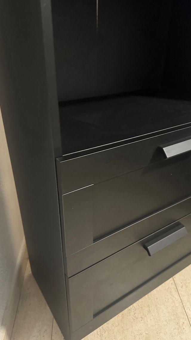 Mueble negro de madera con cajones