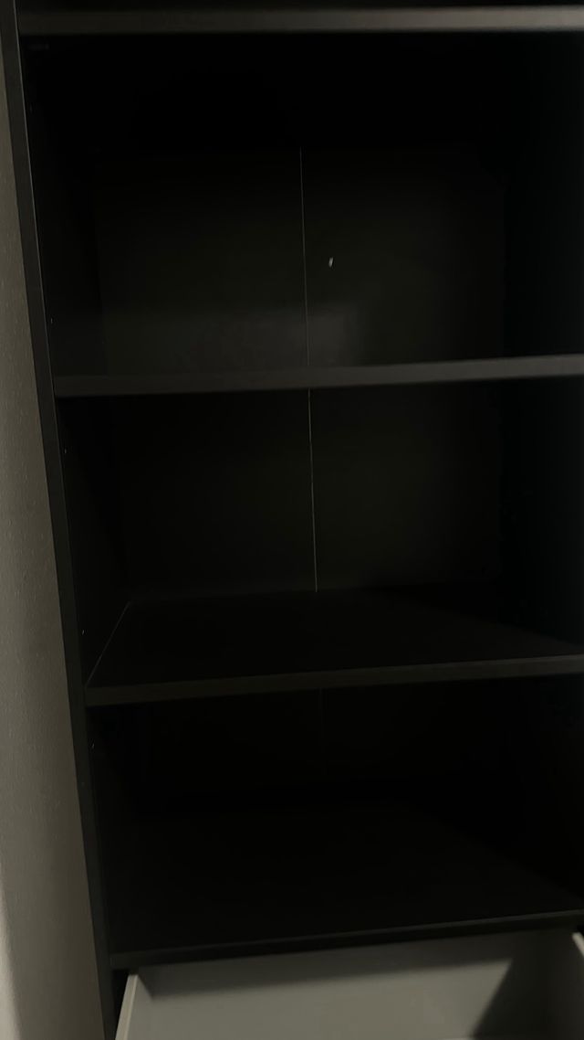 Mueble negro de madera con cajones