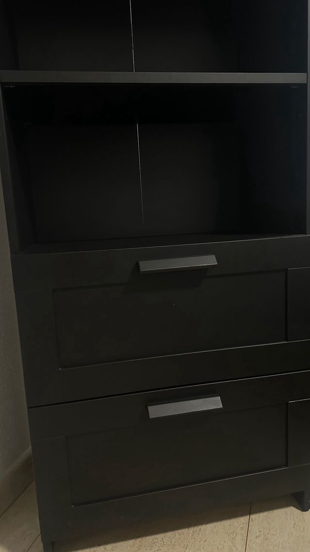 Mueble negro de madera con cajones