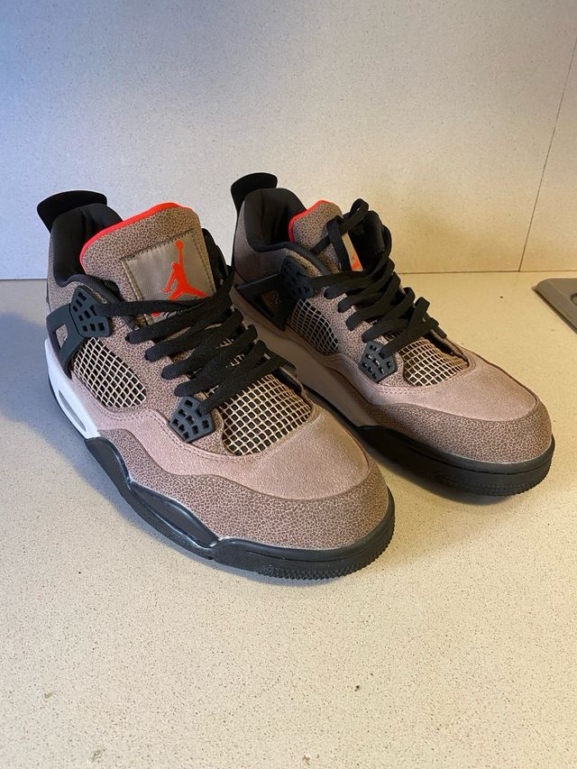 Jordan 4 Bambas Marrones y Rojas