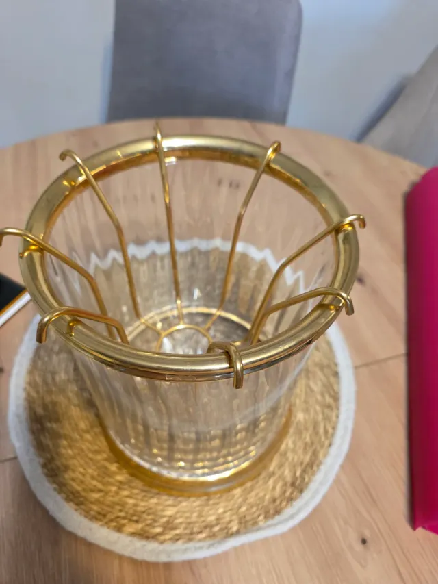 Cubitera de cristal y metal dorado