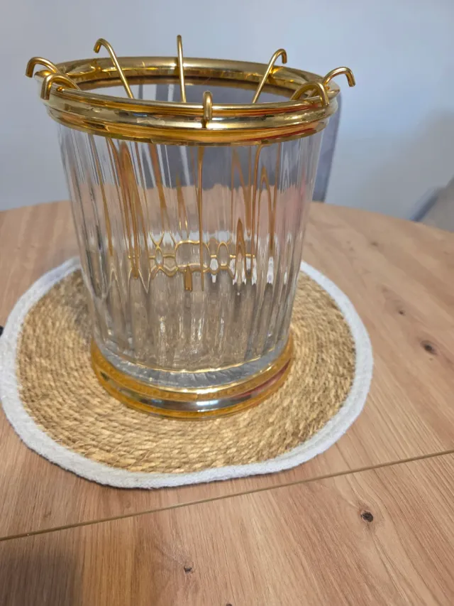 Cubitera de cristal y metal dorado