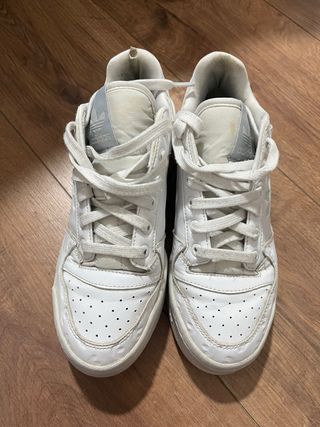 Zapatillas Adidas Blancas solo venta en persona