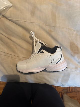 Zapatillas Blancas y Negras