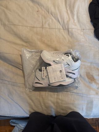 Zapatillas Blancas y Negras