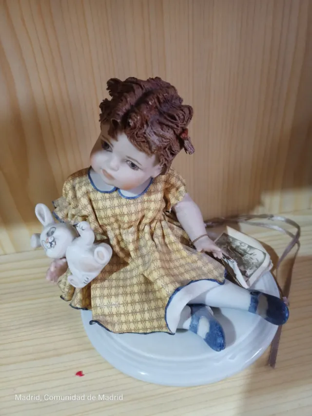 Figura porcelana niña con peluche Cerámica Sibania