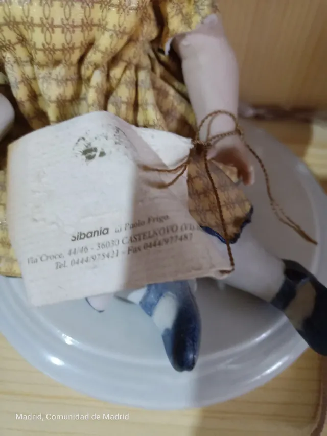 Figura porcelana niña con peluche Cerámica Sibania