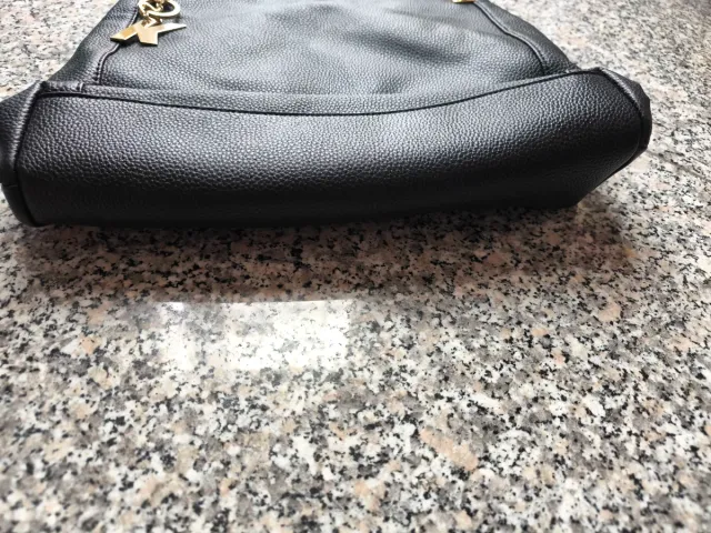 Borsa similpelle nera con dettagli oro