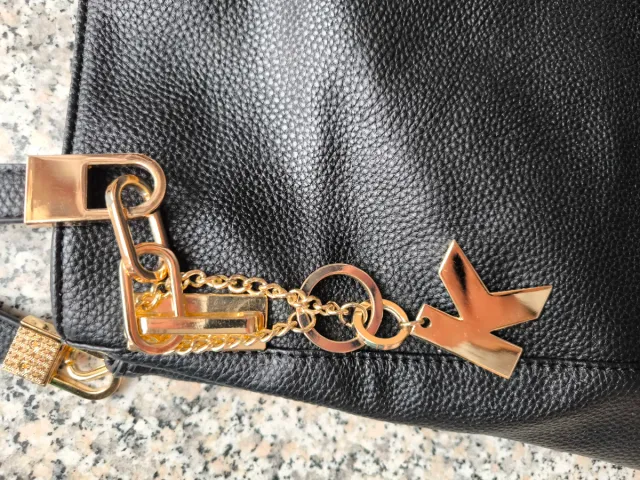 Borsa similpelle nera con dettagli oro