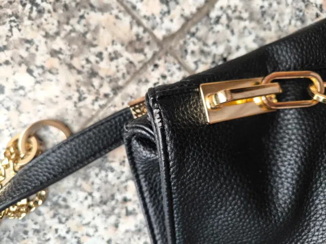 Borsa similpelle nera con dettagli oro