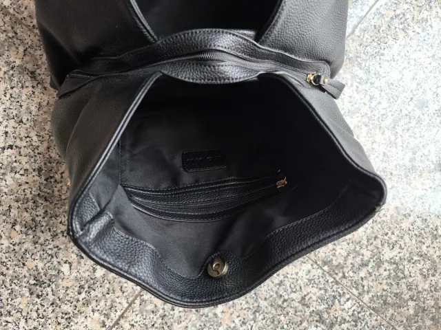 Borsa similpelle nera con dettagli oro