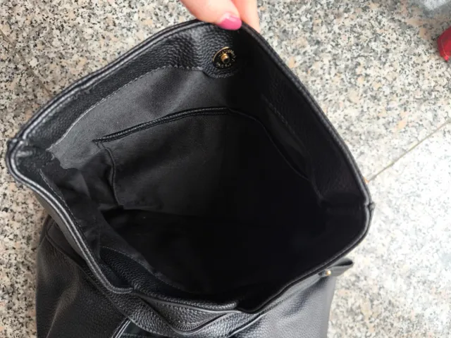 Borsa similpelle nera con dettagli oro