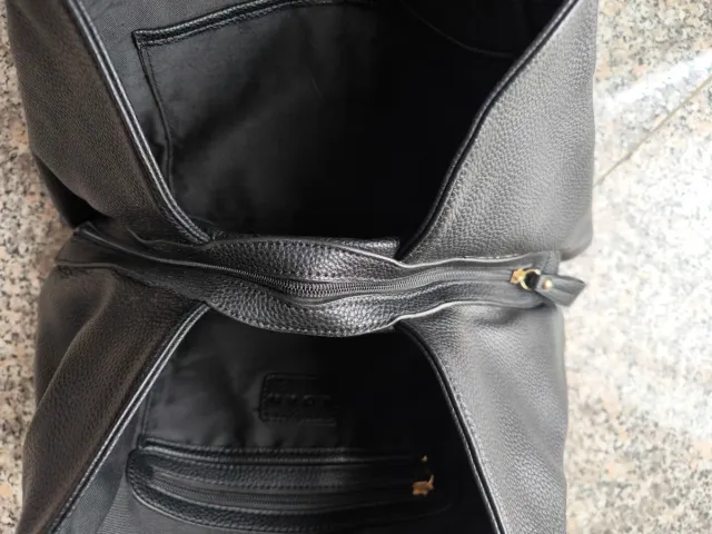 Borsa similpelle nera con dettagli oro