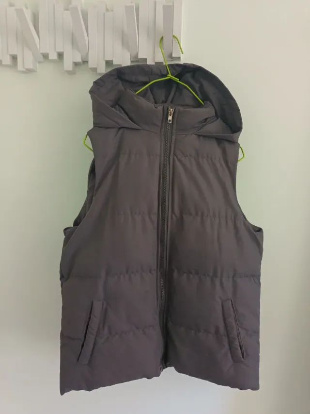 Chaleco acolchado corto gris con capucha