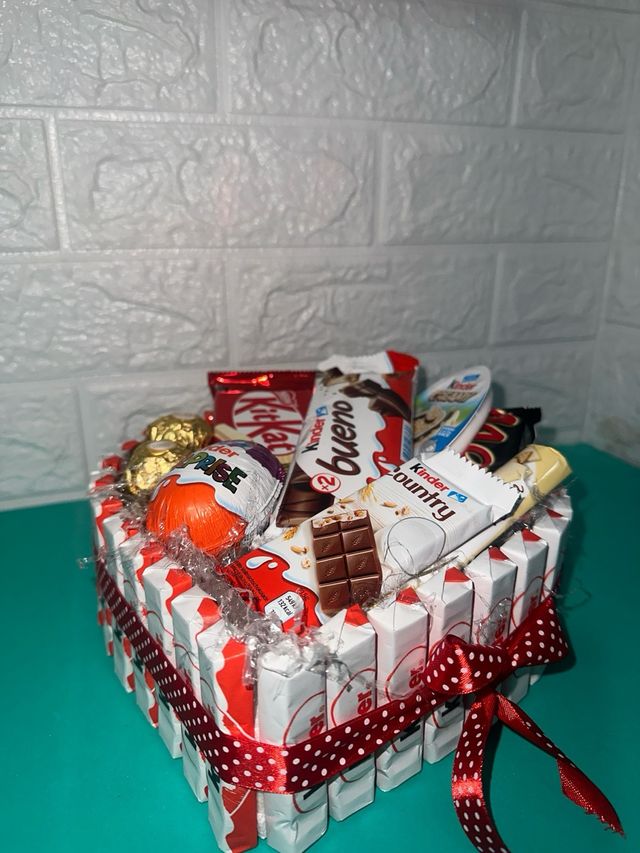 Torta Kinder Sorpresa e Ferrero Rocher