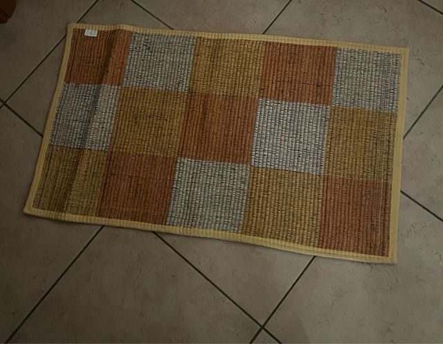 Tappeto intrecciato giallo e rosa