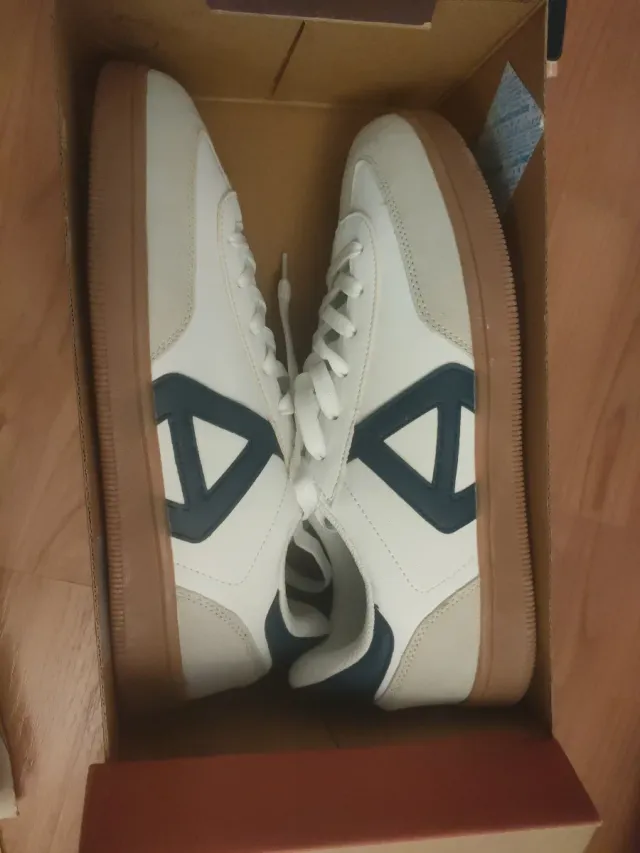 Zapatillas deportivas blancas y azules