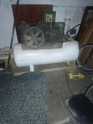 Compresor de aire blanco marca puskas