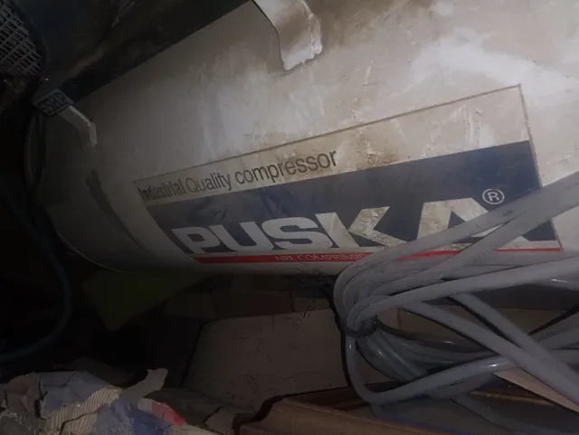 Compresor de aire blanco marca puskas