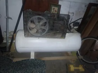 Compresor de aire blanco marca puskas