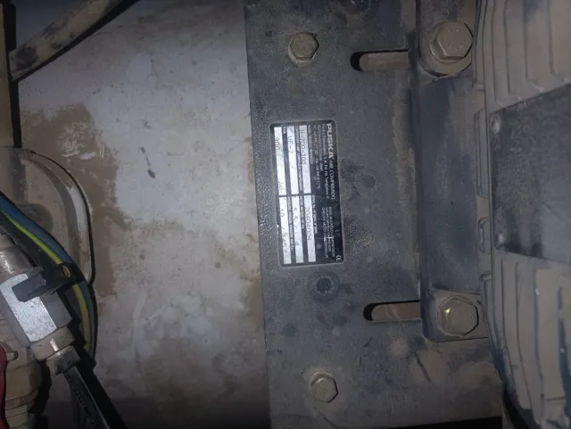 Compresor de aire blanco marca puskas