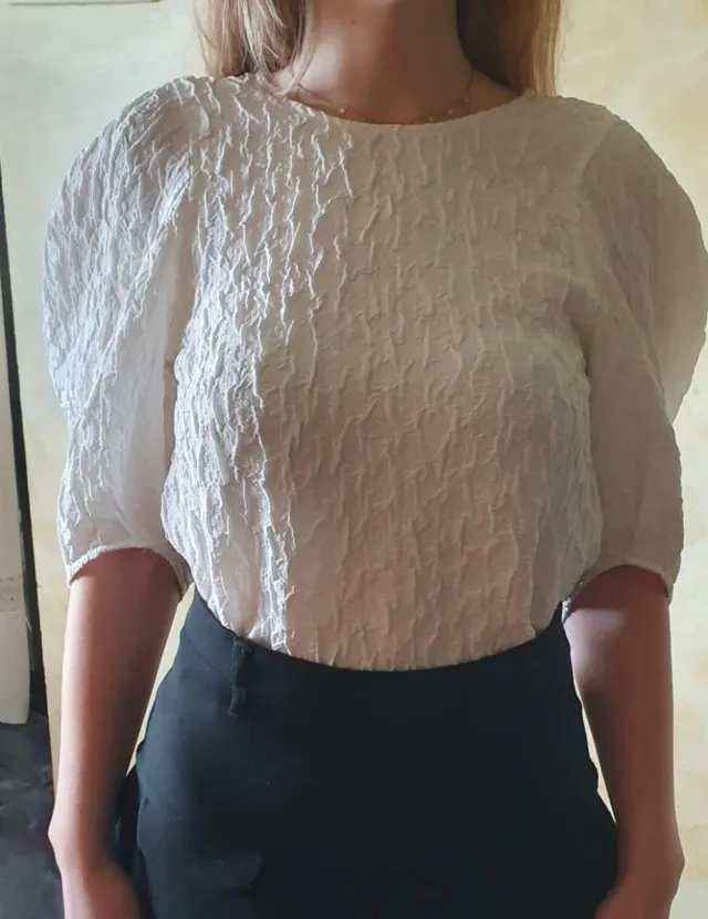 Camisa blanca texturizada manga abullonada