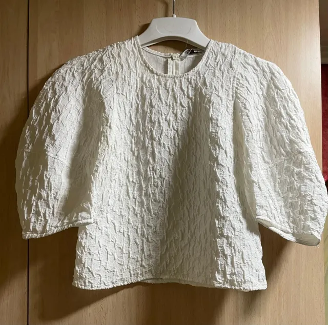 Camisa blanca texturizada manga abullonada