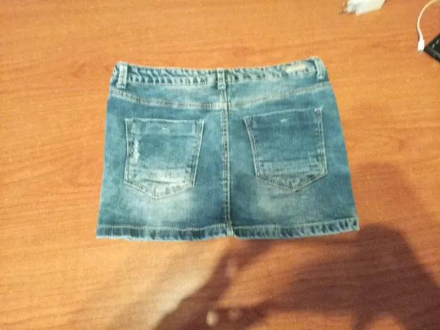 Falda vaquera desgastada talla 34