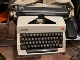 Máquina de escribir Olympia antigua