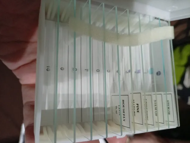 Microscopio Biolux NG con zoom de 40x a 1024x.