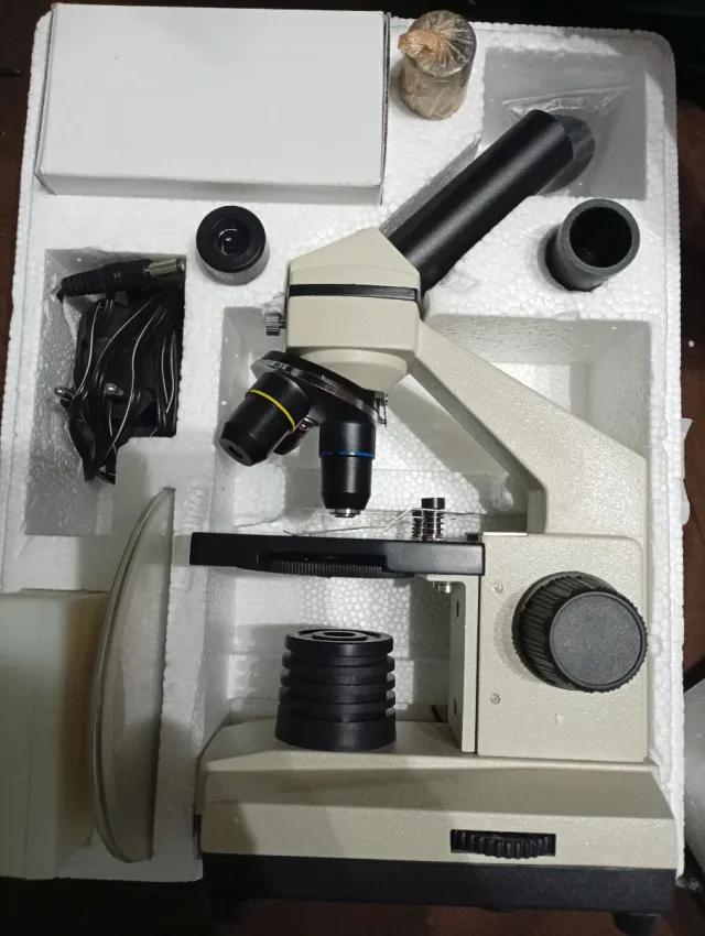 Microscopio Biolux NG con zoom de 40x a 1024x.