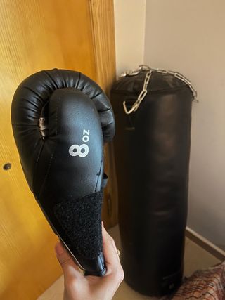 Saco de boxeo outshock con guantes 8oz