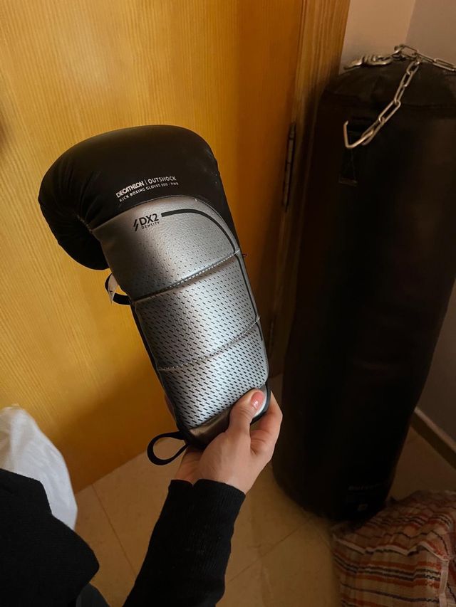 Saco de boxeo outshock con guantes 8oz