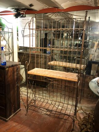 Estantería de hierro forjado con balda de azulejos