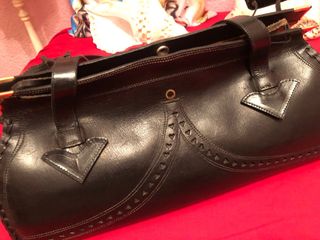 Bolso de piel negro,echo a mano
