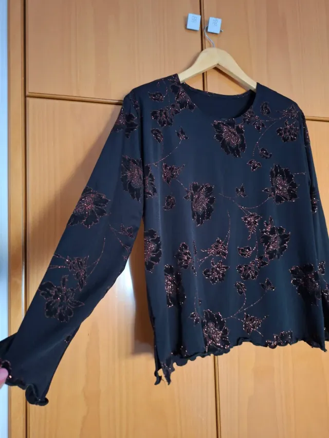 Camiseta fiesta flores negra y roja