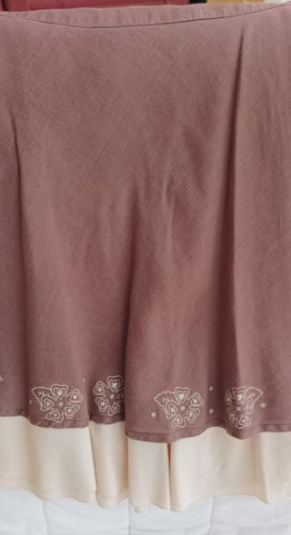 Falda vuelo marrón y beige con bordado
