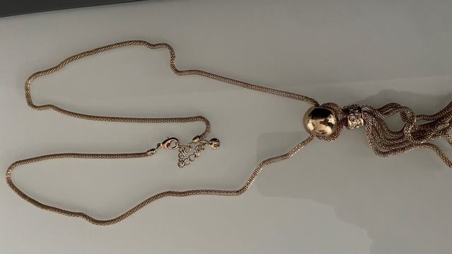 Colgante dorado con borla y esfera