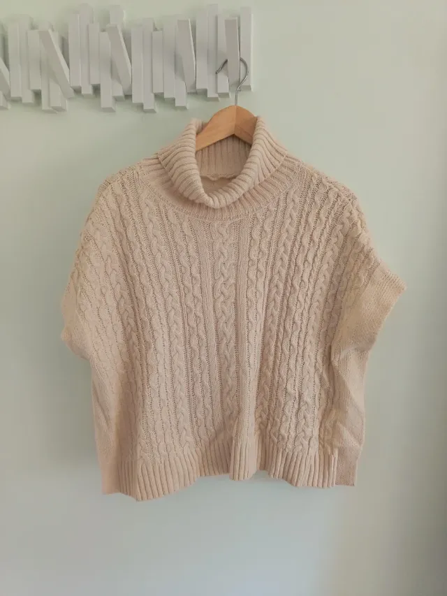 Chaleco de lana beige cuello alto