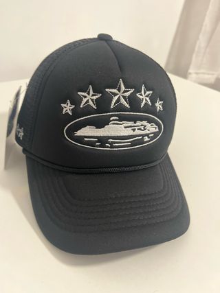 Gorra negra con estrellas y barco