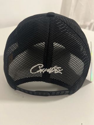 Gorra negra con estrellas y barco