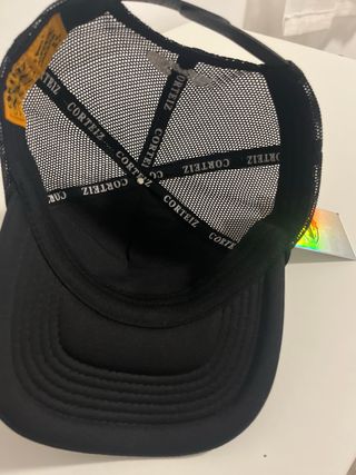 Gorra negra con estrellas y barco