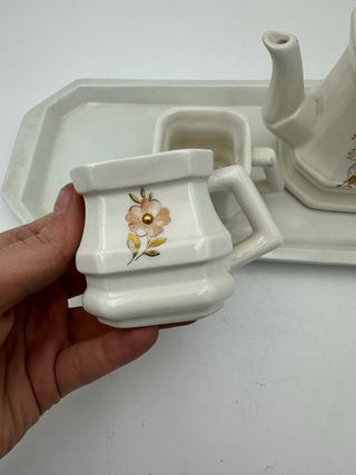 Teiera in ceramica con fiori rosa