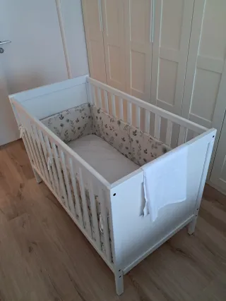 Cuna de bebé blanca