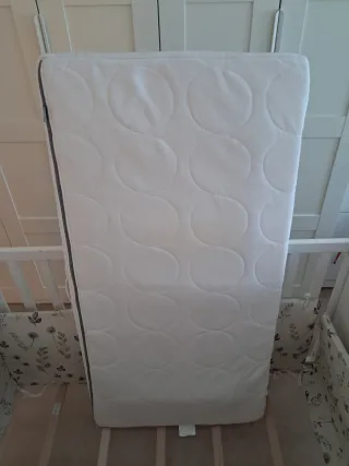 Cuna de bebé blanca