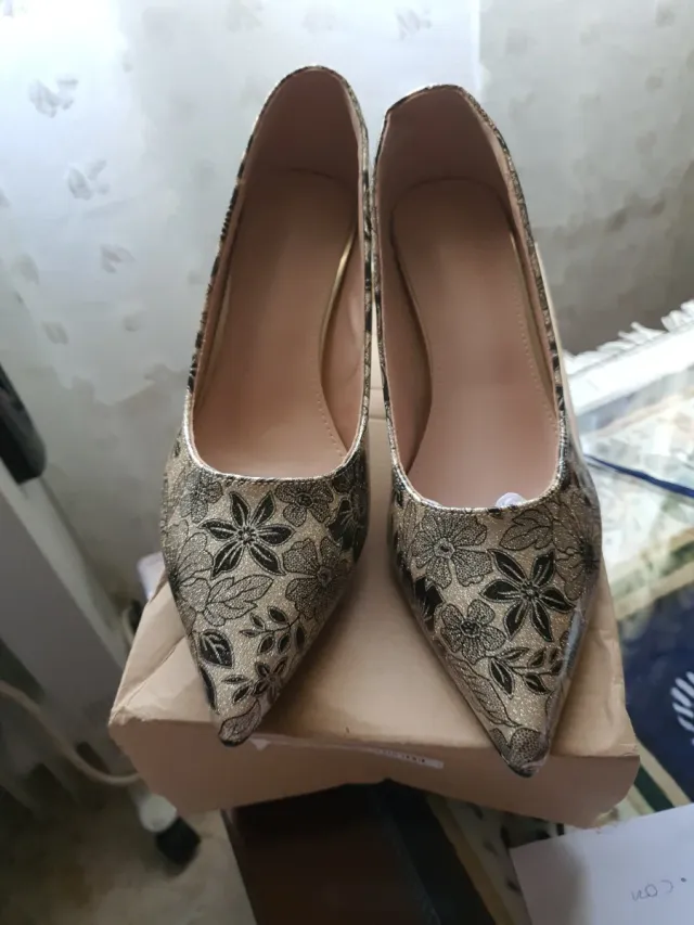 Zapatos de tacón dorados y negros Talla 37