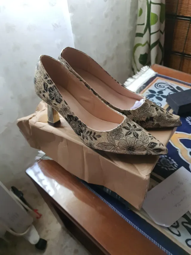 Zapatos de tacón dorados y negros Talla 37