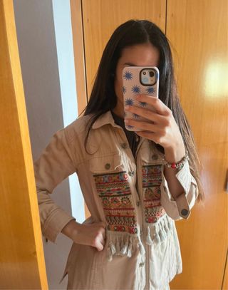 Chaqueta camel con bordados y flecos