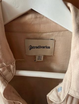 Chaqueta camel con bordados y flecos