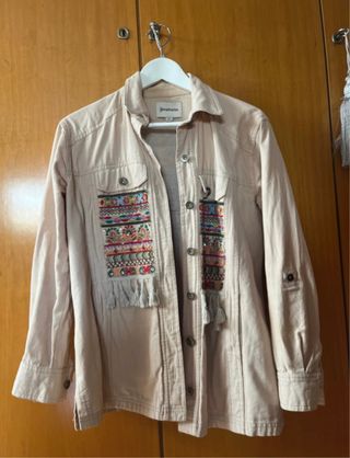 Chaqueta camel con bordados y flecos